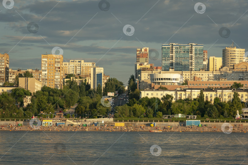 Скачать Панорама исторического центра Самары и набережной города. Вид с Волги на закате. фотосток Ozero