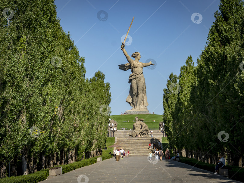 Скачать Волгоград, Россия - 5 августа 2018 года: Вид на скульптуру "Родина-мать зовет" на вершине Мамаева кургана, мемориального комплекса Сталинградской битвы фотосток Ozero