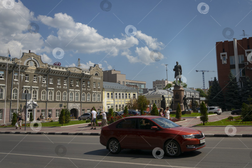 Скачать Слева - историческое здание мэрии Саратова. Справа - памятник Петру Столыпину. фотосток Ozero