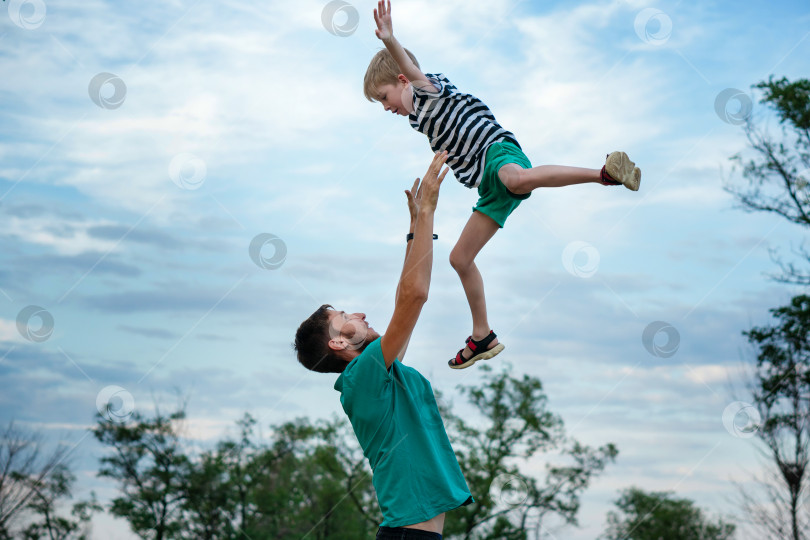 Скачать Ласковый отец с сыном на открытом воздухе фотосток Ozero