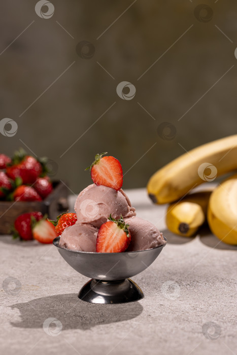 Скачать Бананово-клубничное мороженое в вазочке с ягодами фотосток Ozero