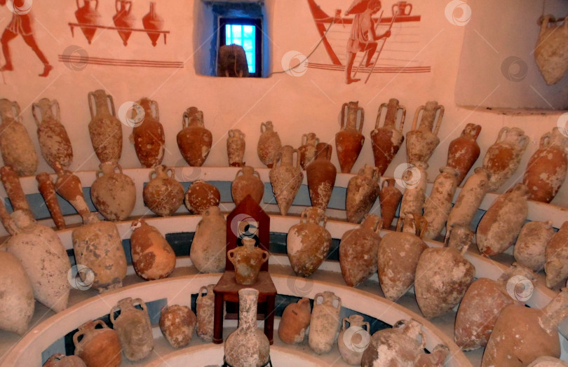 Скачать Амфоры в  музее на полках. фотосток Ozero