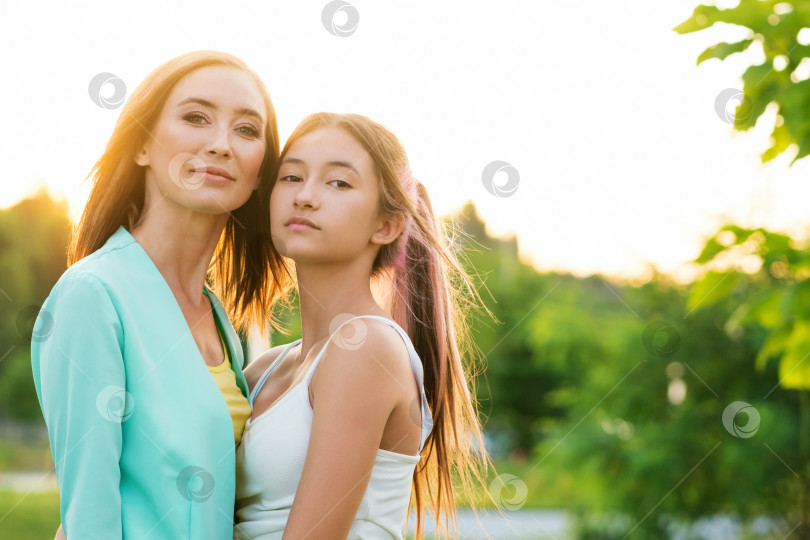 Скачать Мама и Дочь-Подросток На открытом воздухе фотосток Ozero
