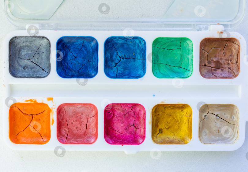Скачать Палитра с разноцветными акварельными красками вид сверху фотосток Ozero