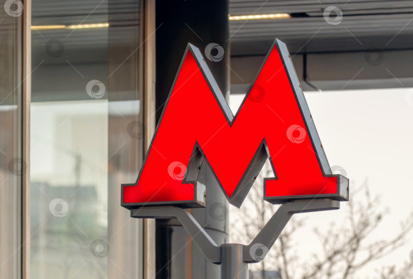 Скачать Красная буква "М" (Знак московского метрополитена) у входа на станцию метро фотосток Ozero