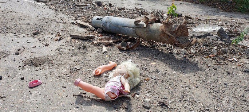 Скачать Мариуполь, ДНР, Российская Федерация - 4 августа 2024 : Поврежденная кукла рядом с остатками ракеты, упавшей на завод "Азовсталь" фотосток Ozero