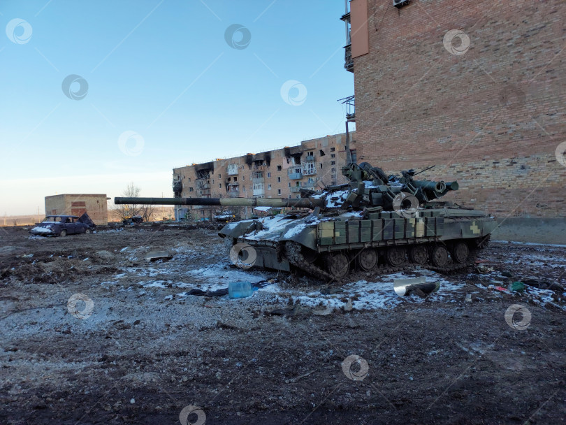 Скачать Волноваха, ДНР, Российская Федерация - 13 марта 2022 : Поврежденный украинский танк советского типа фотосток Ozero