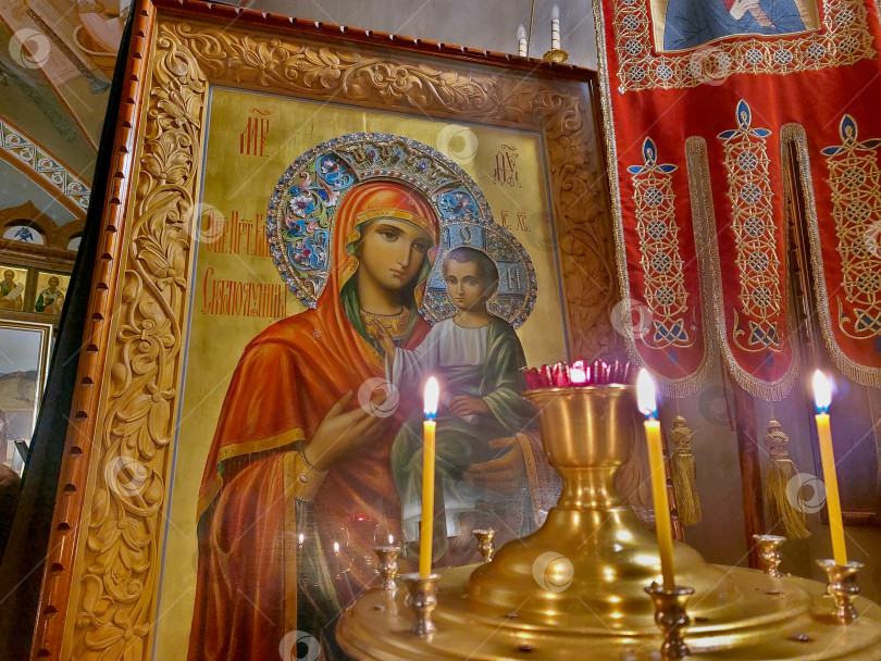 Скачать Никольское, ДНР, Российская Федерация - 30 январь 2025 : Икона Пресвятой Богородицы, несущей младенца Иисуса Христа, в храме Никольского монастыря фотосток Ozero