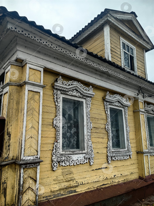 Скачать Старый жилой частный дом г. Городец, наличники на окнах фотосток Ozero