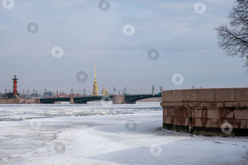 Скачать Санкт-Петербург, Россия - 9 марта 2026 года. Зимний вид на Дворцовый мост и исторические достопримечательности Невы фотосток Ozero