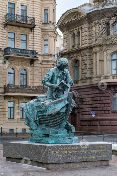 Скачать Санкт-Петербург, Россия - 9 марта 2026 года. Статуя Петра Великого в роли плотника на Адмиралтейской набережной фотосток Ozero