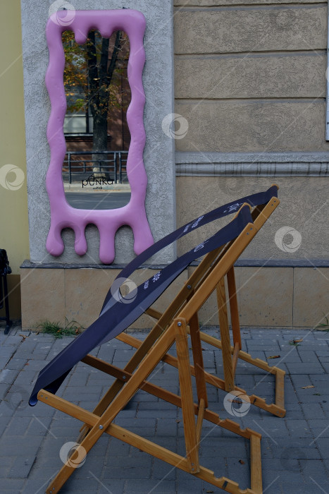 Скачать Кафе «Пенка». Зеркало с отражением дерева и стульев на осеннем ветру. фотосток Ozero