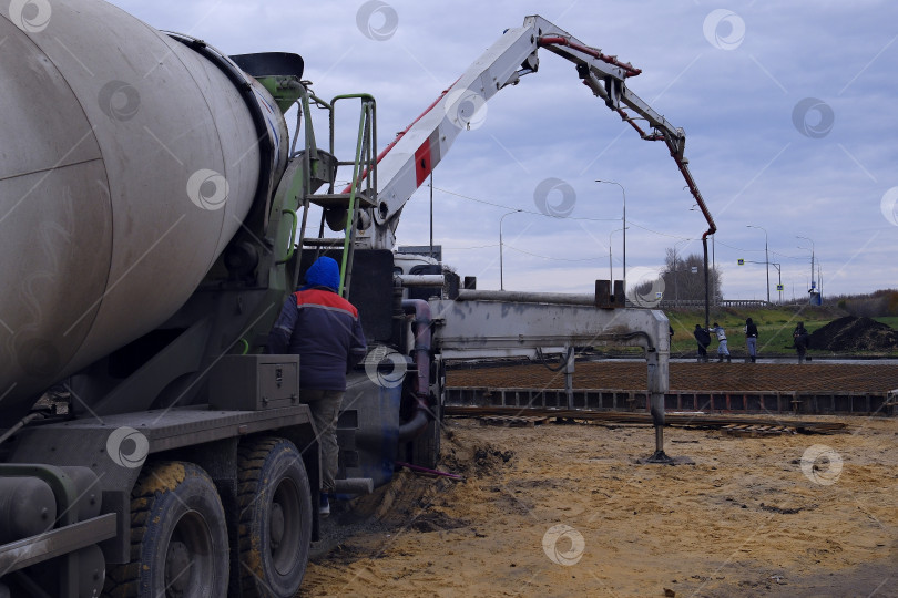 Скачать Строительные работы на объекте Подача бетонного раствора на подготовленную площадку. фотосток Ozero