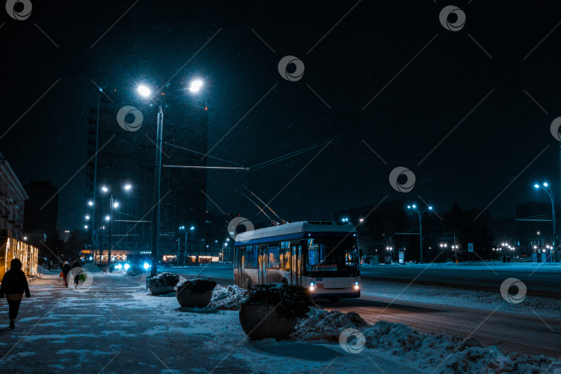 Скачать Ночной троллейбус на заснеженной городской улице в Ростове-на-Дону. февраль 2026 год. фотосток Ozero