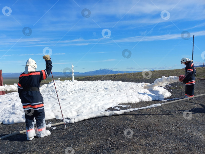 Скачать Тренировки противопожарного расчета. Работы по тушению возгораний с применением пенного состава. фотосток Ozero