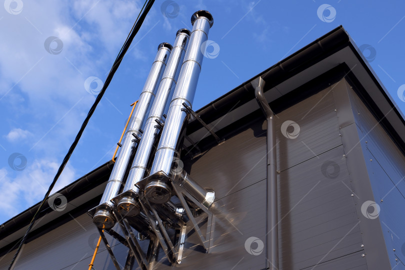 Скачать Наружные вентиляционные и вытяжные трубы на углу промышленного здания. Способ крепления – настенный. фотосток Ozero