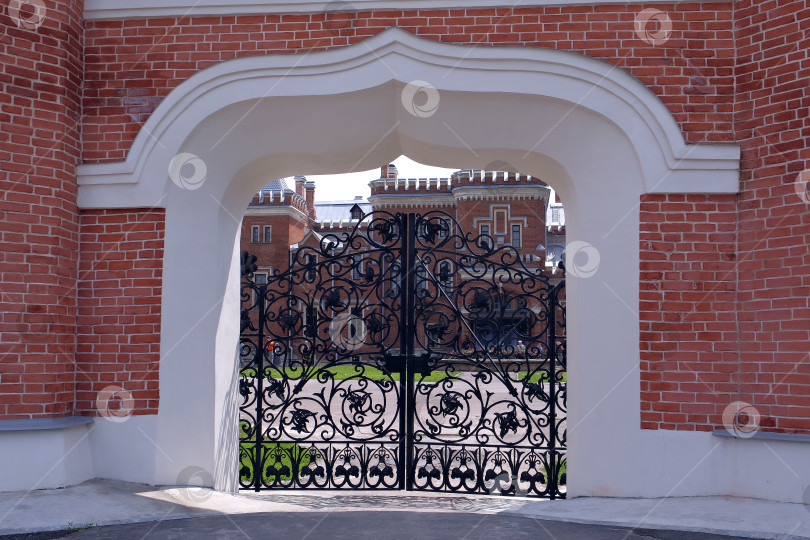Скачать Кованые ворота у входа в замок принцессы Ольденбургской в ​​Рамоне. фотосток Ozero