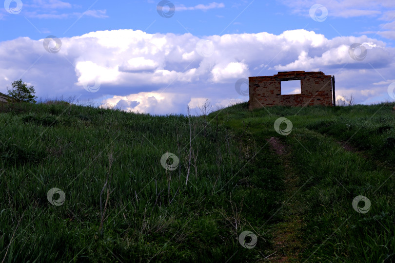 Скачать Фрагмент стены дома с проемом без окна на фоне облачного неба фотосток Ozero