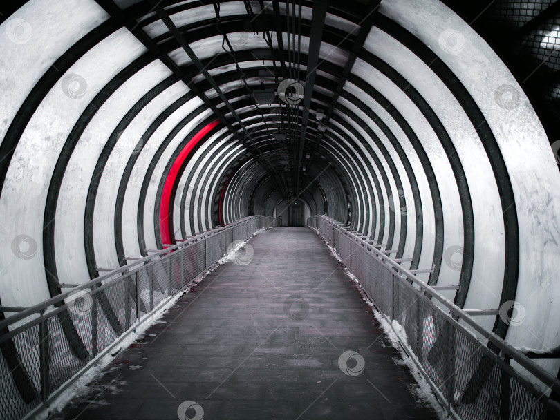 Скачать Надземный пешеходный переход с внутренней стороны фотосток Ozero