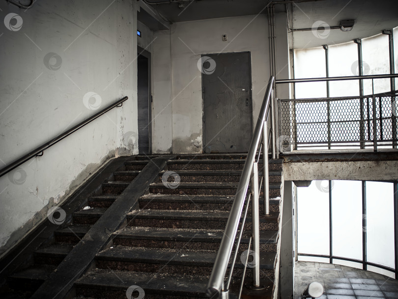 Скачать Надземный пешеходный переход с внутренней стороны фотосток Ozero