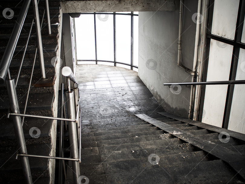 Скачать Надземный пешеходный переход с внутренней стороны фотосток Ozero