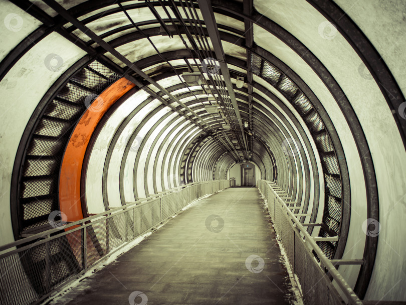 Скачать Надземный пешеходный переход с внутренней стороны фотосток Ozero