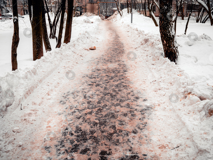 Скачать Дорожка в глубоком снегу в парке фотосток Ozero