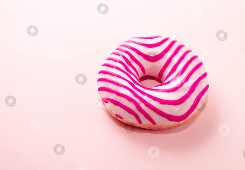 Скачать бело-розовый пончик на светло-розовом фоне фотосток Ozero