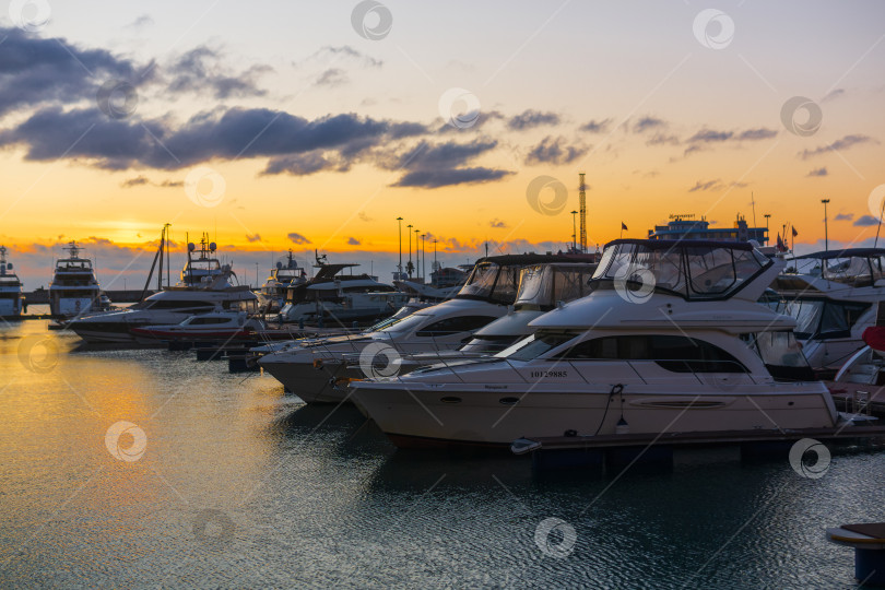 Скачать Роскошные яхты и катера в порту на закате. фотосток Ozero