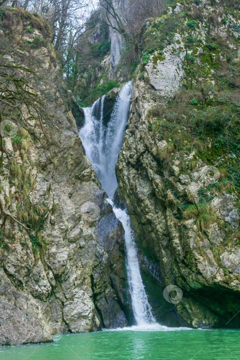 Скачать Красивый водопад в горах, Краснодарский край, Россия фотосток Ozero