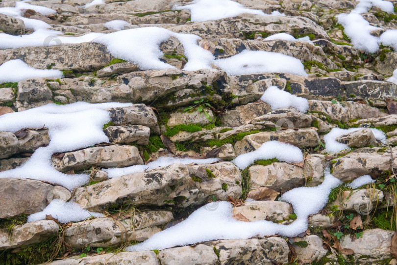 Скачать каменная стена, покрытая снегом зимой, крупный план, задний план фотосток Ozero