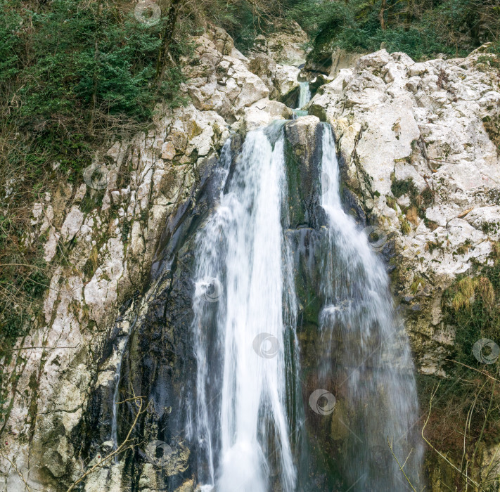 Скачать Красивый водопад в горах Кавказа фотосток Ozero