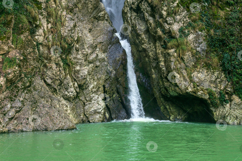 Скачать Водопад в горном ущелье. фотосток Ozero