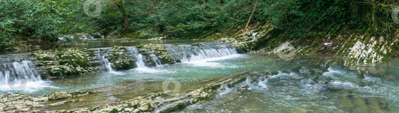 Скачать панорамный вид на каскад водопадов в горном лесу. фотосток Ozero