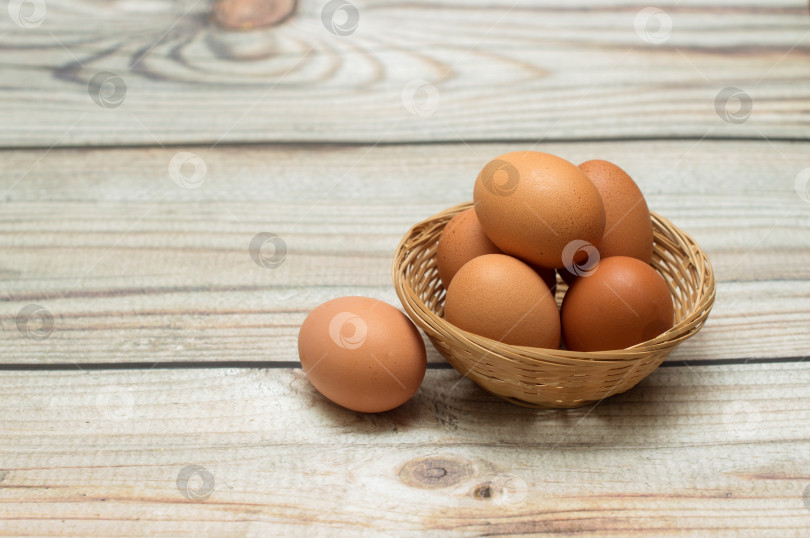 Скачать Корзина с яйцами на столе фотосток Ozero