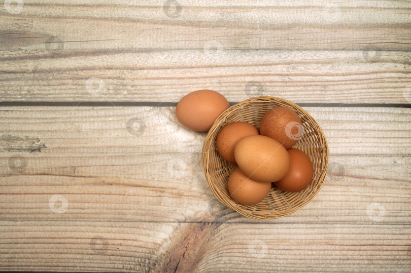 Скачать Корзина с яйцами на столе фотосток Ozero