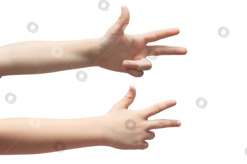 Скачать Рука ребенка изображает знак два на белом фоне фотосток Ozero