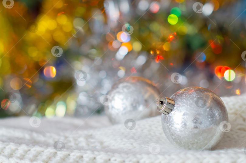 Скачать Ёлочные шары на фоне огней фотосток Ozero