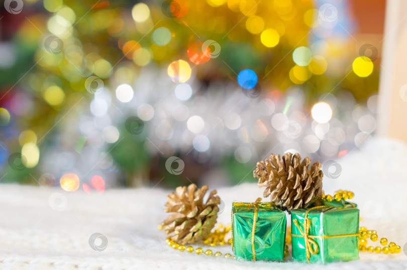 Скачать подарочные коробки  на фоне праздничной ёлки фотосток Ozero