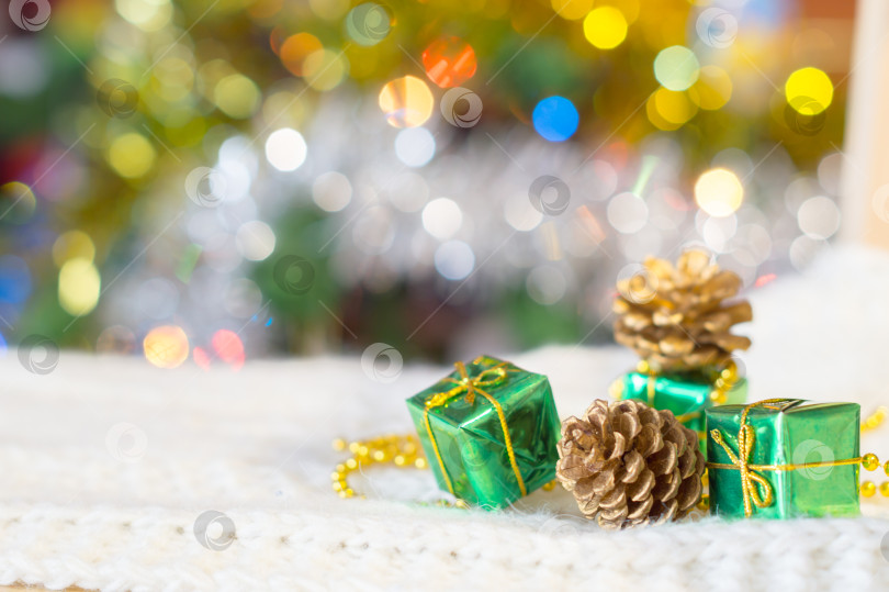 Скачать подарочные коробки  на фоне праздничной ёлки фотосток Ozero