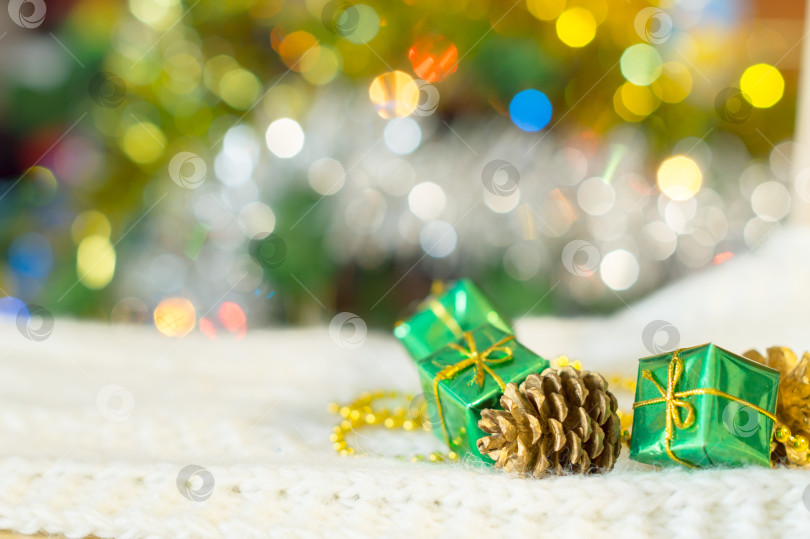 Скачать подарочные коробки  на фоне праздничной ёлки фотосток Ozero