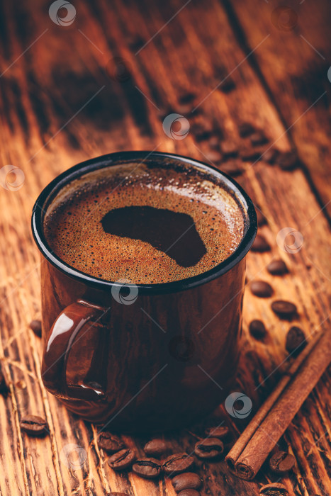 Скачать Сваренный черный кофе в металлической кружке фотосток Ozero
