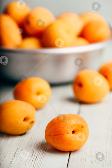 Скачать Разложите спелые абрикосы по светлой деревянной поверхности фотосток Ozero