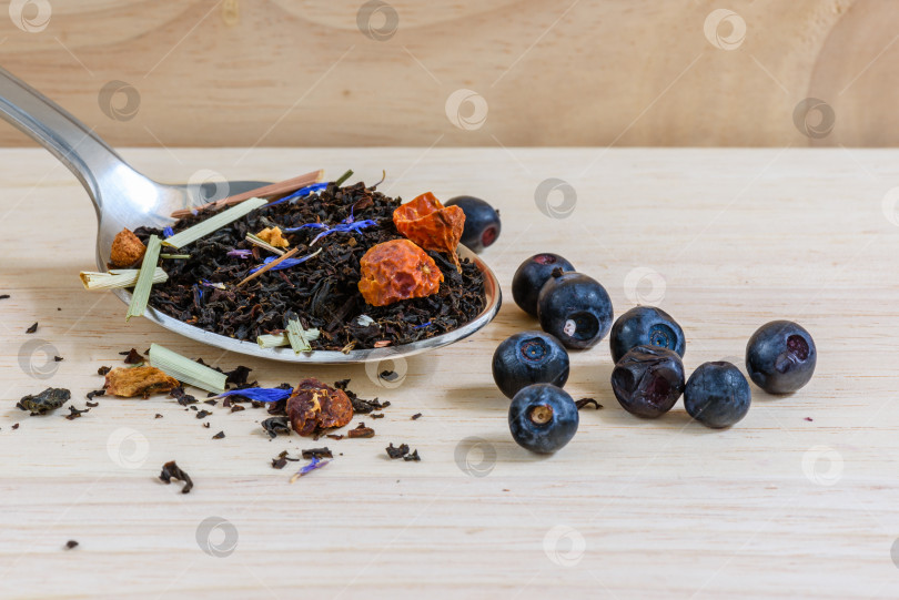Скачать Сухой черный чай по ложечке с черникой фотосток Ozero