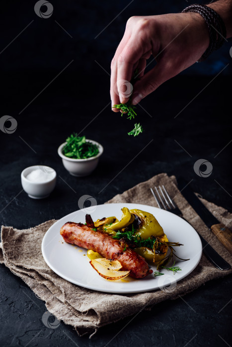 Скачать Свиная колбаса, запеченная в духовке с болгарским перцем, луком и зеленью фотосток Ozero