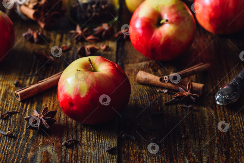 Скачать Яблоки с рождественскими специями. фотосток Ozero