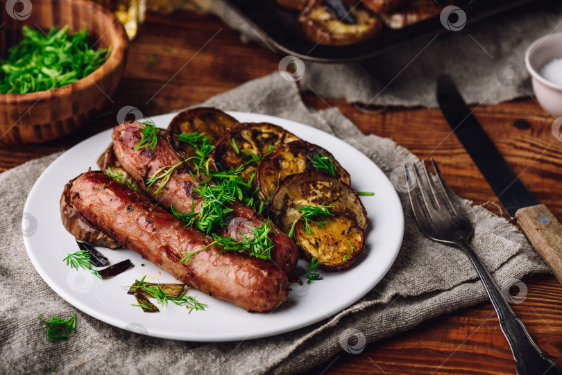 Скачать Запеченные свиные сосиски с ломтиками баклажана фотосток Ozero