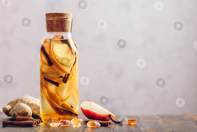 Скачать Вода с грушей, корицей и имбирем. фотосток Ozero