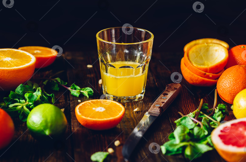 Скачать Свежий цитрусовый сок. фотосток Ozero