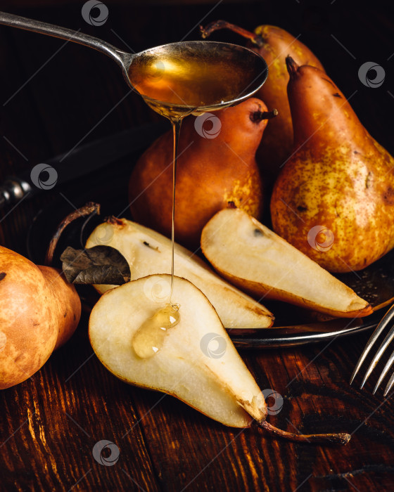 Скачать Груши с золотистой корочкой и ложкой меда. фотосток Ozero
